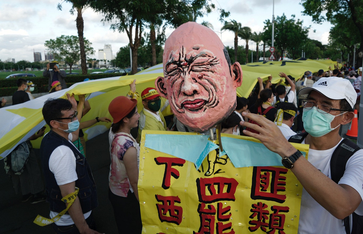 一位罷韓民眾製作諷刺高雄市長韓國瑜的肖像。 圖：張良一/攝