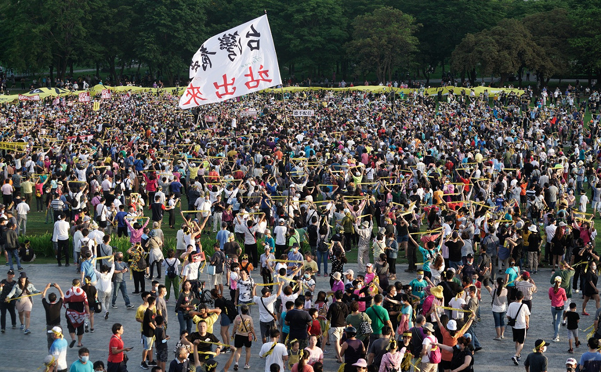 超過兩萬名罷韓支持者擠爆高雄衛武營國家藝術文化中心戶外劇場前草地，他們在6點06分罷韓演習時刻一到，高呼罷韓口號，為罷韓投票前的三山罷韓演習帶來最高潮 圖：張良一/攝