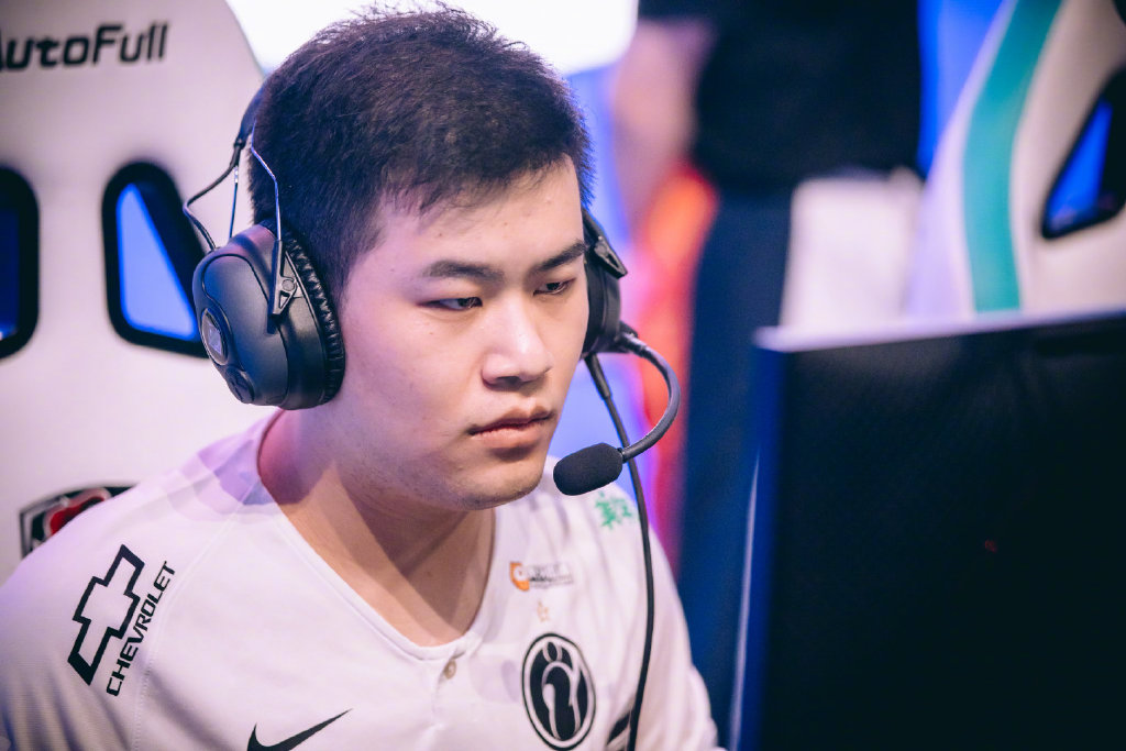 中國戰隊 Invictus Gaming（iG）在季中盃中以三連敗出局引發熱烈討論 圖：翻攝自 Invictus Gaming 微博