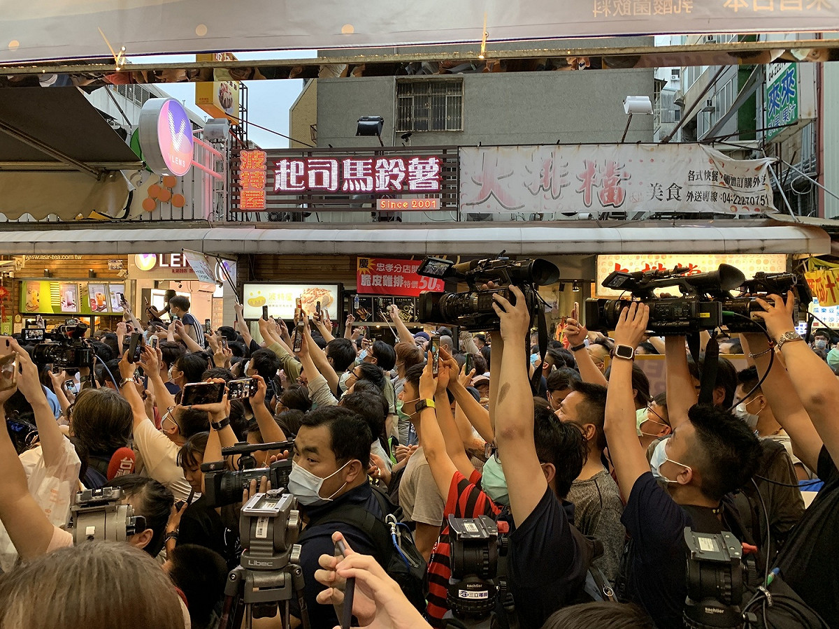 陳時中出現在一中商圈，現場民眾人人高舉手機搶拍鏡頭。 圖：莊競程服務處/提供