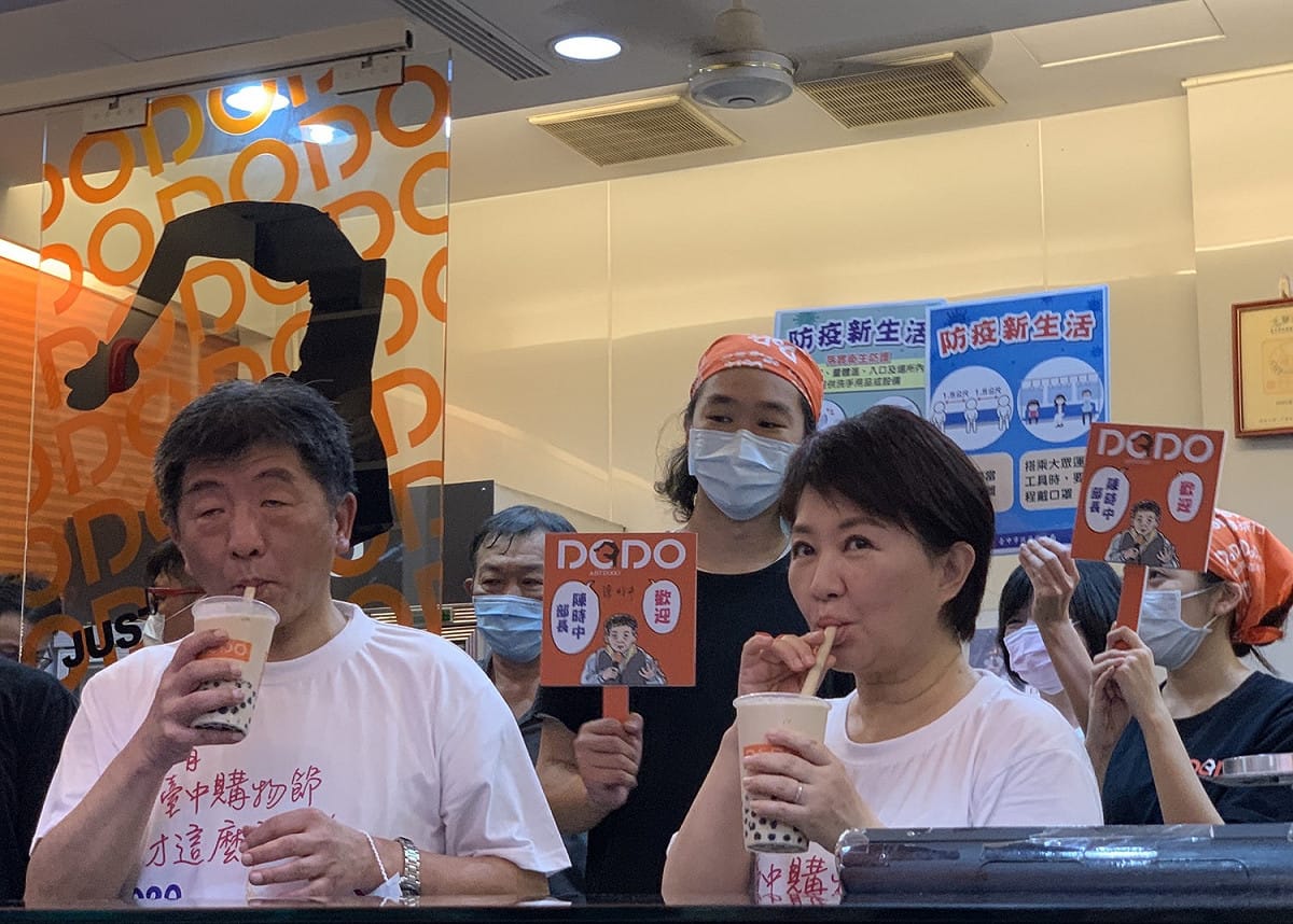 衛福部長陳時中，31日到台中與台中市長盧秀燕一同喝珍奶。 圖：莊競程服務處/提供