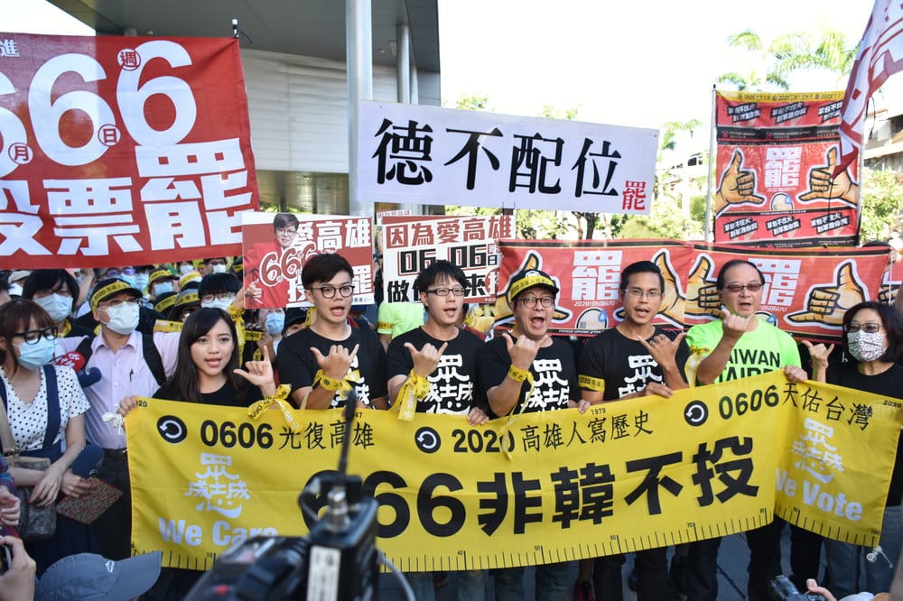 名嘴王瑞德(右二)南下鳳山陪走。 圖：孫家銘/攝（資料照）