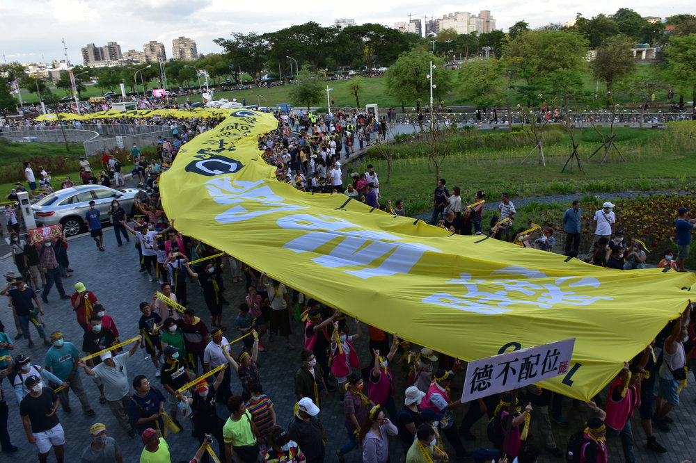 「超級民主黃絲帶」蛇行進場。 圖：孫家銘/攝