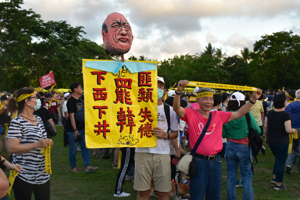 罷韓民眾與諷刺韓國瑜的頭像與海報合影。 圖：孫家銘/攝（資料照）