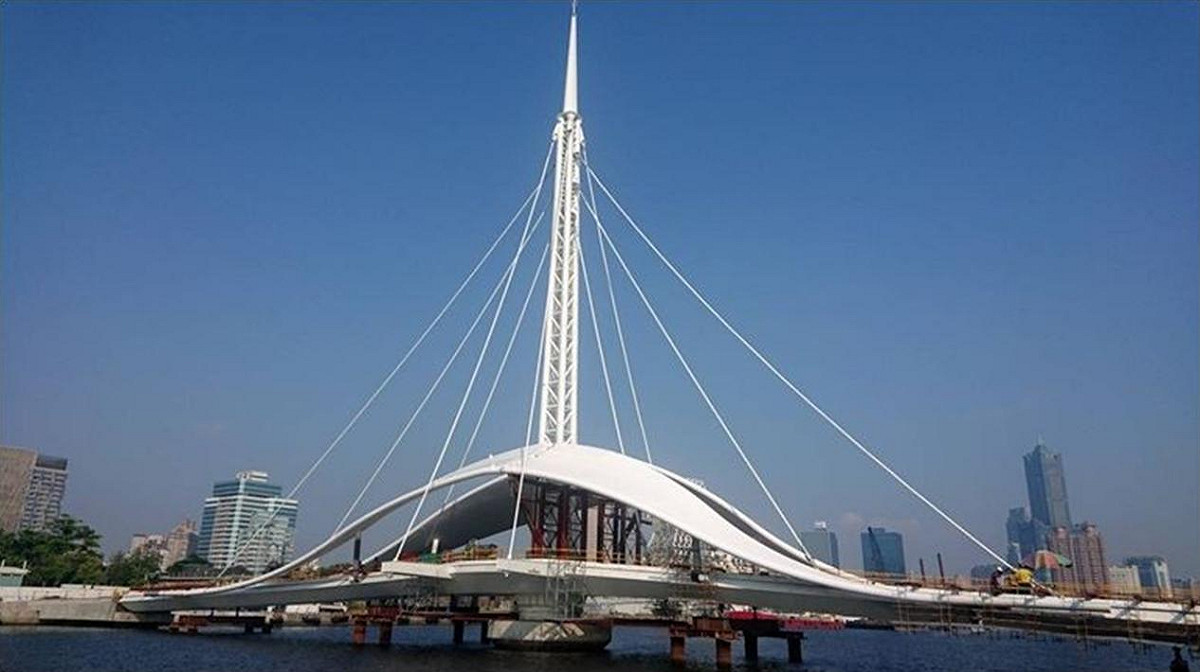 2019年初已完工但未啟用的高雄大港橋，2019年11月在行政院公共工程委員會舉辦「第19屆公共工程」，榮獲金質獎。 公共工程委員會官網