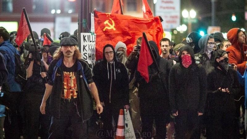 中國網路盛傳1段訊息，稱共產主義已經滲透美國社會，在暴動活動中搧風點火。 圖：翻攝微博