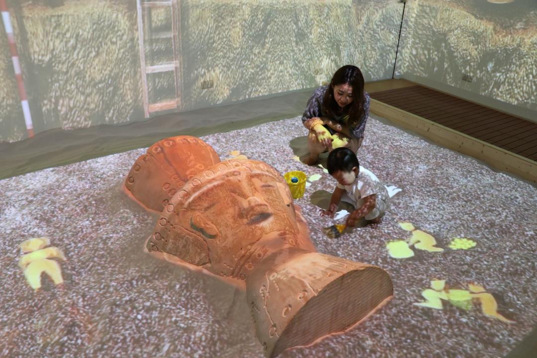 《魔幻考古沙坑》絢麗的聲光特效，呈現考古學各種有趣面貌。 圖：十三行博物館提供