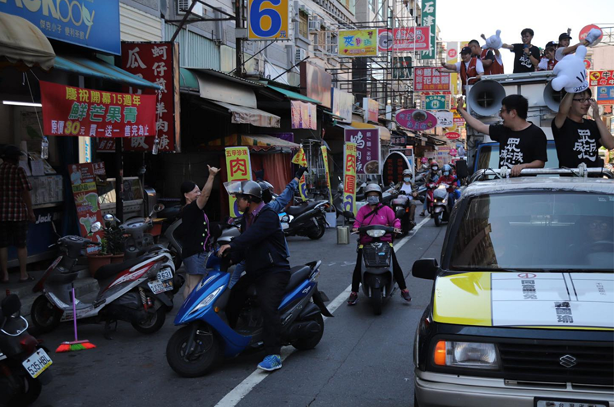 罷韓團體「Wecare高雄」1日發起罷韓車隊掃街行動，路上民眾力挺。 圖：翻攝自Wecare高雄臉書