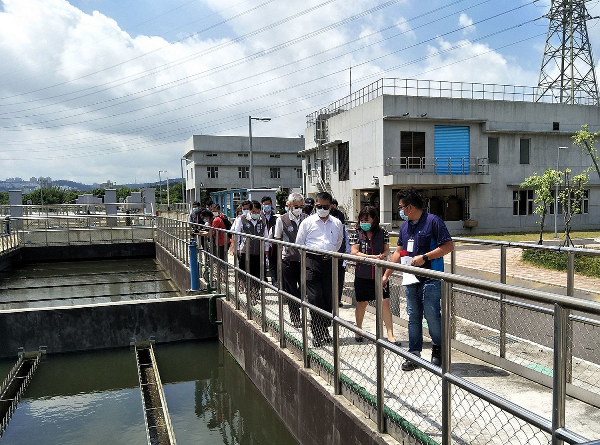內政部長徐國勇今（1）日在桃園副市長李憲明的陪同下，視察「楊梅水資源回收教育中心」。 圖：內政部提供