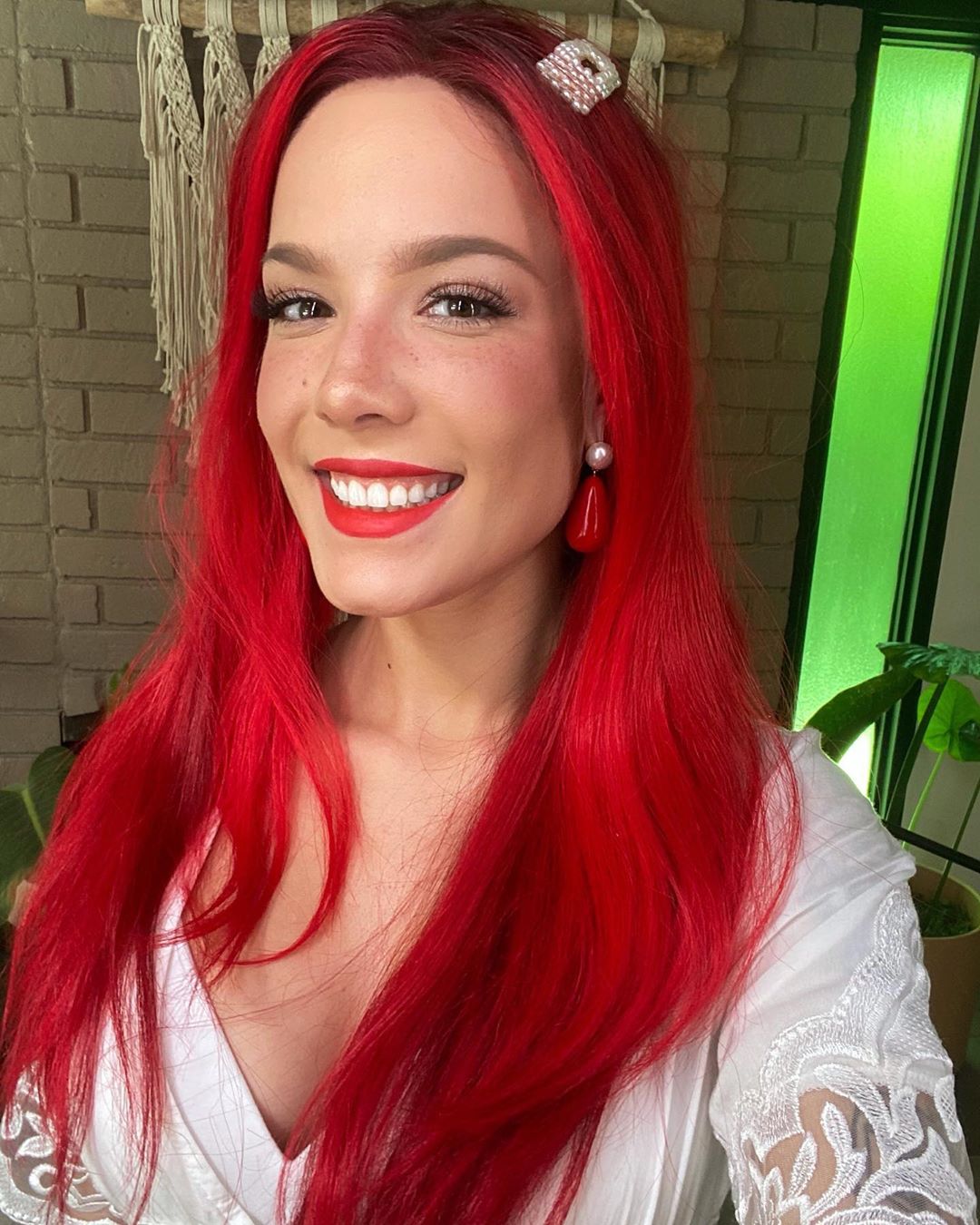 美國25歲新生代歌手海爾希(Halsey)，近日參與因黑人佛洛伊德遭白人警壓頸致死案掀起的反暴警的示威遊行潮。 圖 : 翻攝自海爾希IG