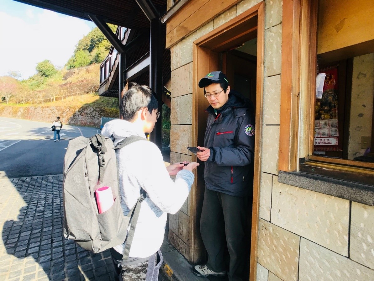 持手機QRCode至驗票口即可由工作人員掃描入園。 圖：林務局／提供