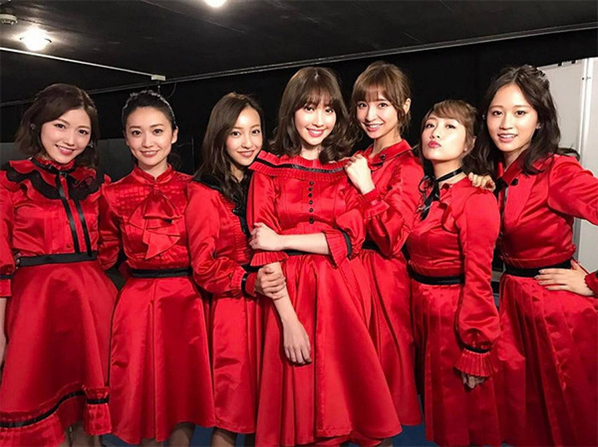(左起)渡邊麻友、大島優子、板野友美、小嶋陽菜、篠田麻里子、高橋南和前田敦子是「初代神7成員」。 圖 : 翻攝自篠田麻里子IG