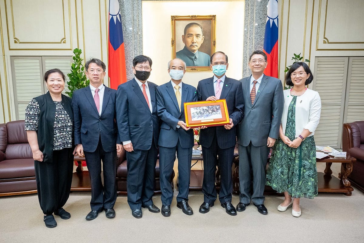 游錫堃今接見台灣上市櫃公司協會理事長蔡榮騰等一行人。 圖:游錫堃辦公室/提供