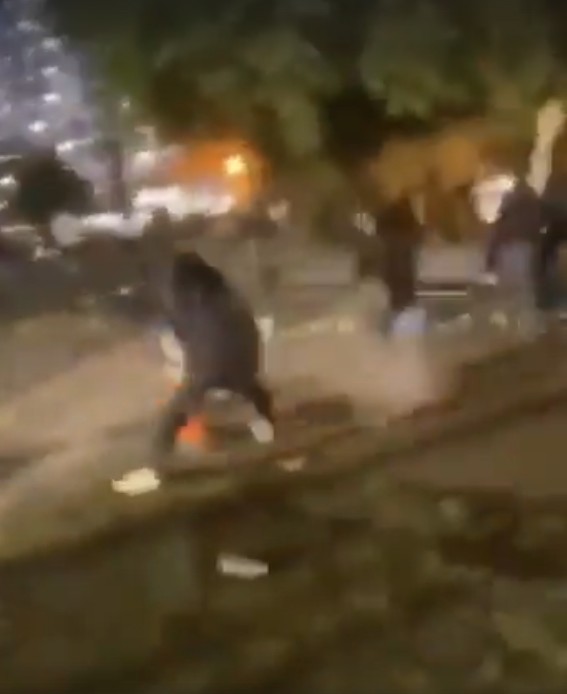 白宮遭抗議民眾包圍，警方朝群眾發射催淚瓦斯，現場竟然出現中國口音高喊「快走」。 圖：翻攝臉書