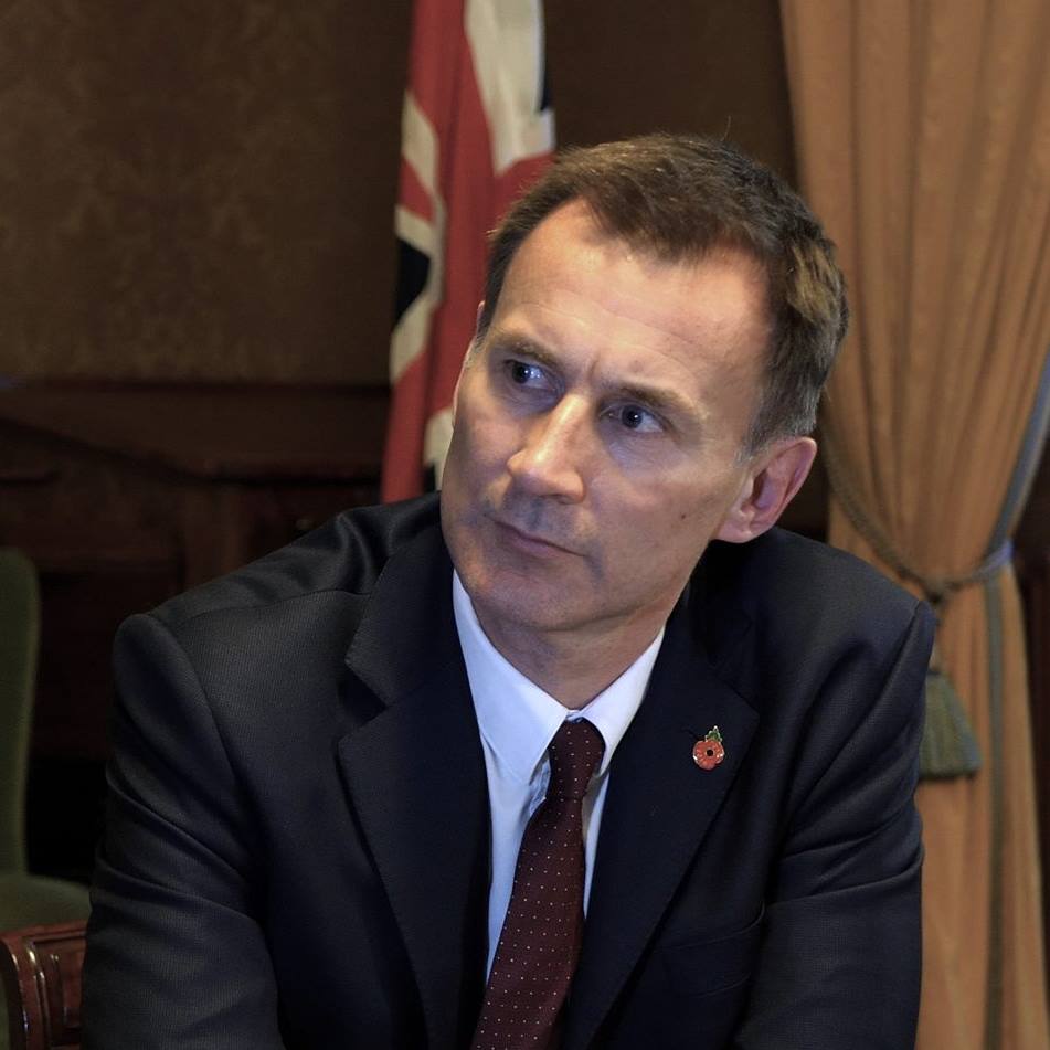 英國7名卸任的外交大臣，包括前任杭特（圖）在內，聯名致函現任首相，要求成立「國際聯絡小組」對抗中國救香港。 圖：翻攝自杭特臉書
