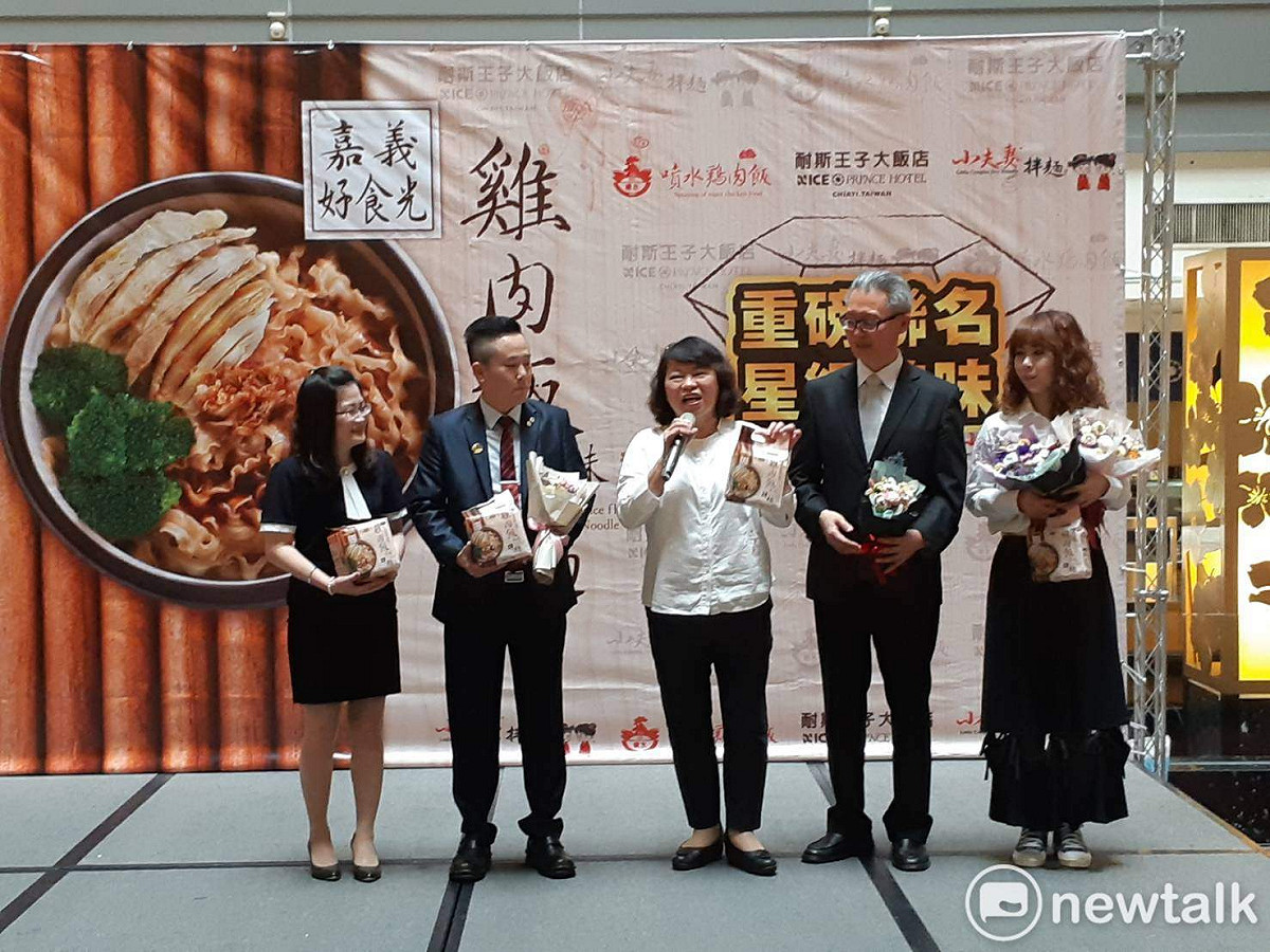 嘉義市長黃敏惠為異業合作的「雞肉飯口味拌麵」站台。 圖：蔡坤龍/攝