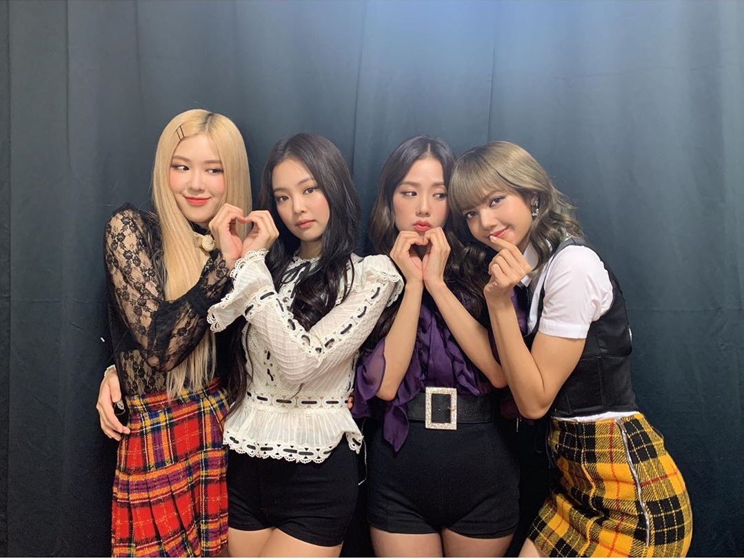 Lisa(最右)從小一個人隻身到韓國打拚，怕詐騙消息影響團體與公司形象而選擇不公開。 圖 : 翻攝自BLACKPINK IG