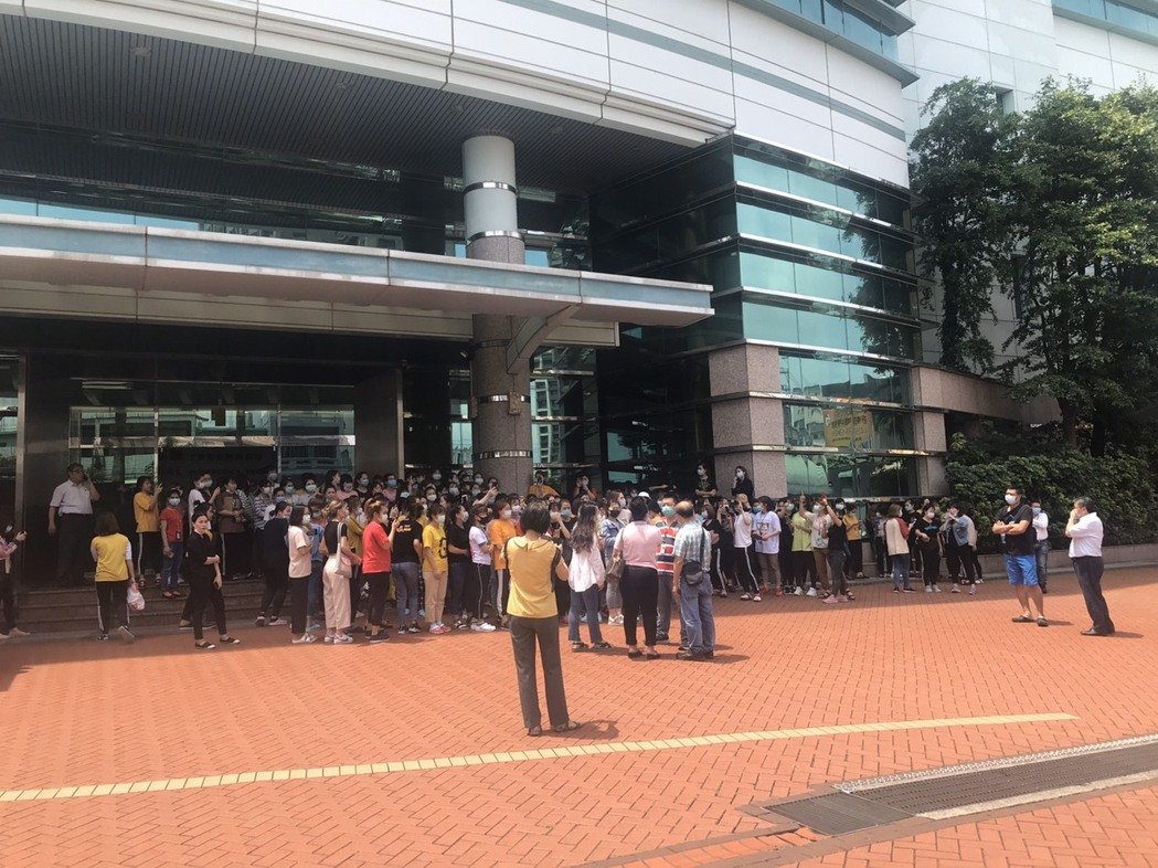 仁寶電腦傳出不當對待、非法扣款，引發800多名越籍移工集體罷工。 圖 : 越南移民移工辦公室/提供