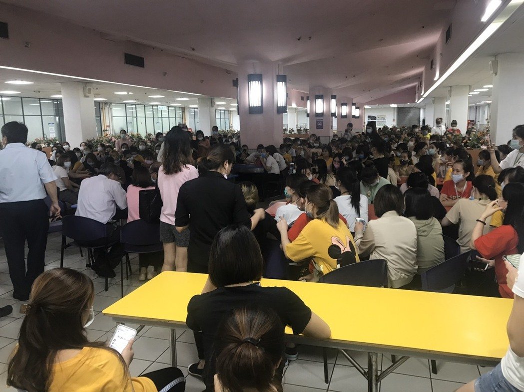 仁寶公司幹部與越南移工協商。 圖 : 越南移民移工辦公室/提供