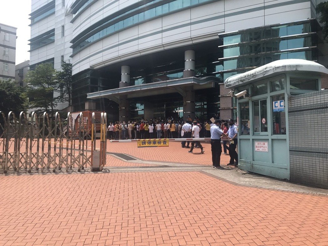 仁寶電腦傳出不當對待、非法扣款，引發越籍移工集體罷工。 圖 : 越南移民移工辦公室/提供