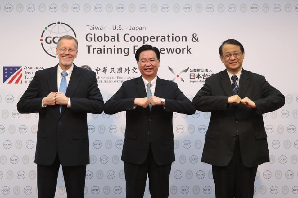 外交部昨日上午舉行GCTF成立5週年記者會，美國在台協會處長酈英傑（左）、外交部長吳釗燮（中），及日本台灣交流協會台北事務所代表泉裕泰（右）皆出席致詞。 （翻攝自美國在台協會AIT）