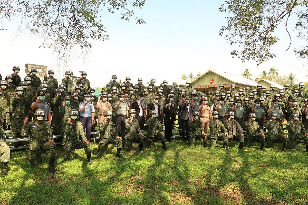 總統蔡英文與陸軍空降訓練中心官兵合影 圖：林朝億/攝