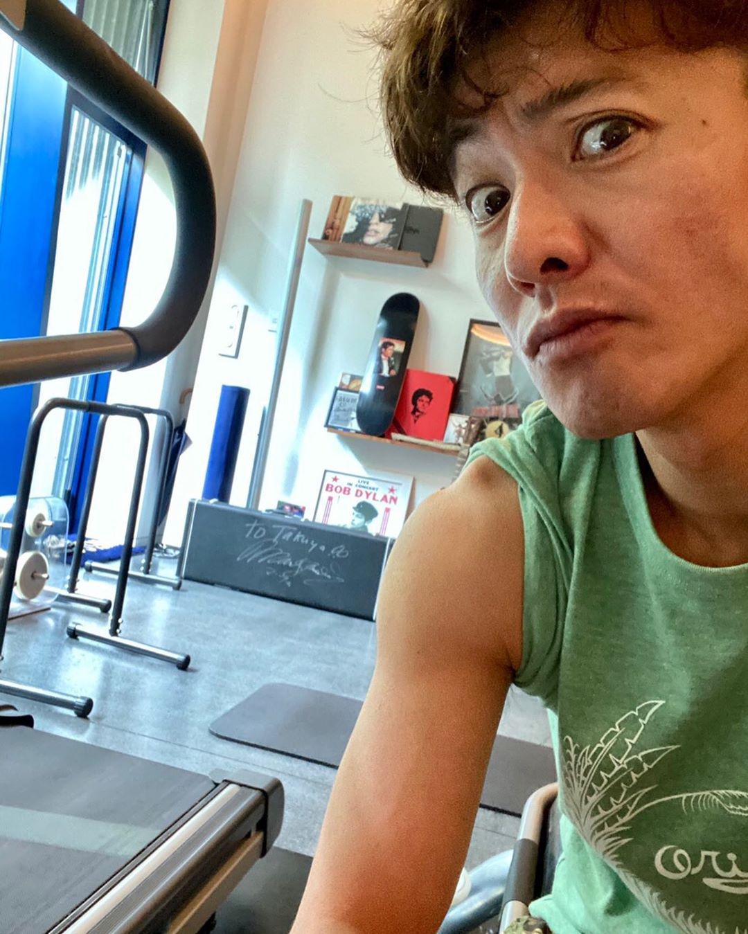 日本男星木村拓哉今(2)日在IG上曬出在家中健身房的自拍照，宣告主演的新劇明天恢復拍攝。 圖 : 翻攝自木村拓哉IG
