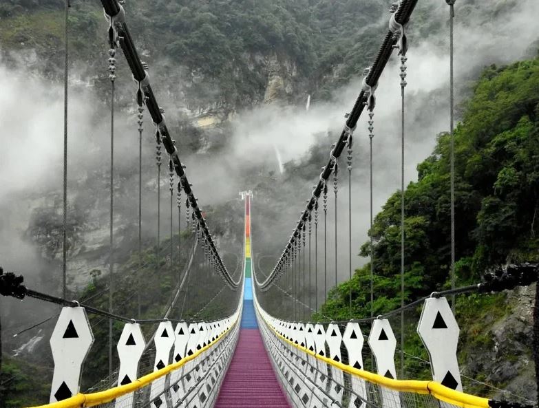 南投信義鄉雙龍瀑布七彩吊橋6/20正式開幕，門票僅供網路販售。 圖：南投縣政府／提供