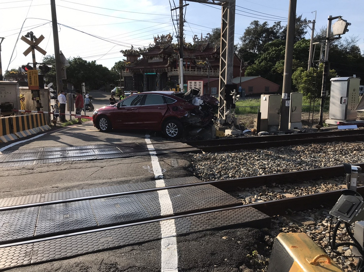 台鐵2538次（彰化開往北湖，區間車）下午近16時於竹南=香山鹽水平交道（K116+622）發生平交道事故。 圖：台鐵／提供