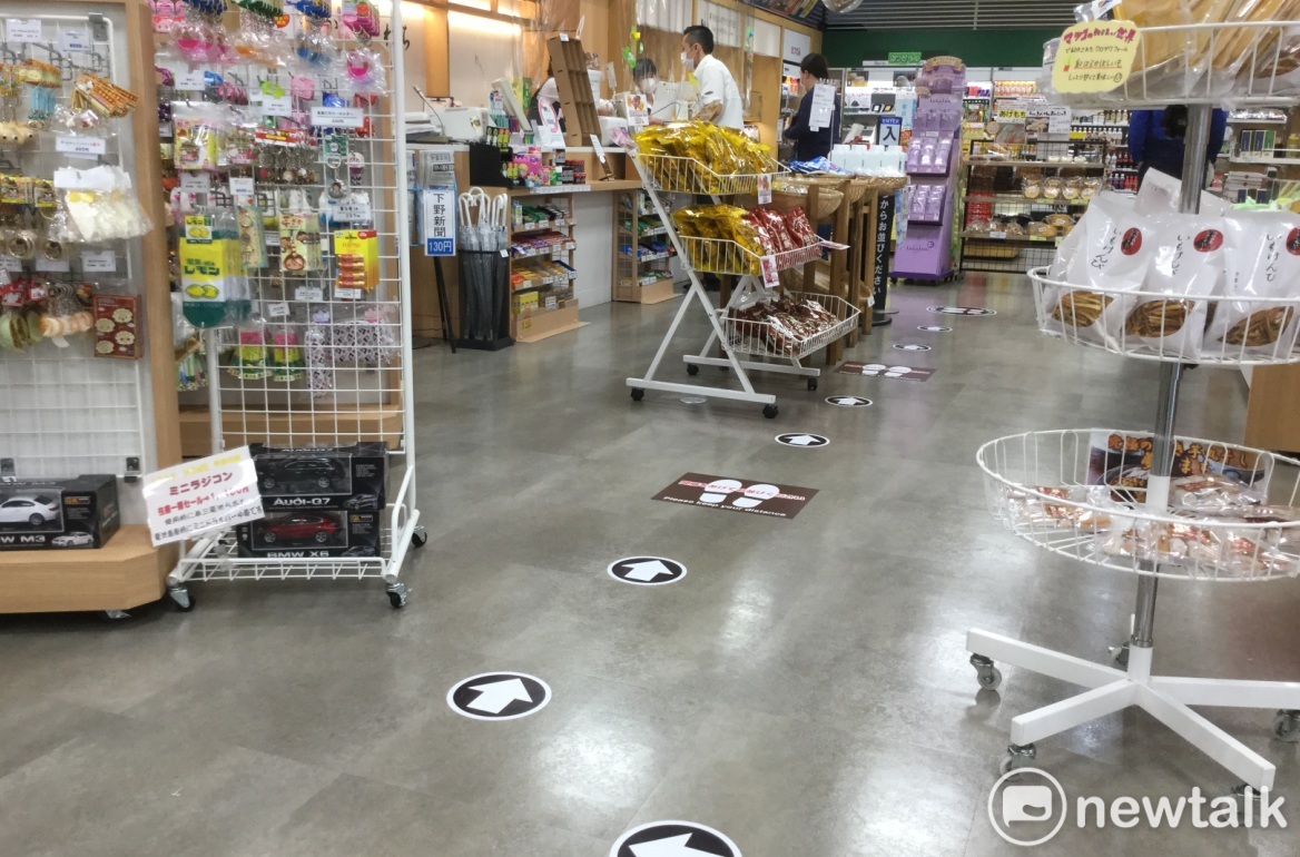 日本各地觀光特產店雖然已經恢復營業，但只有日本本地少數客人，也想階段性解封 圖 : 劉黎兒/ 攝