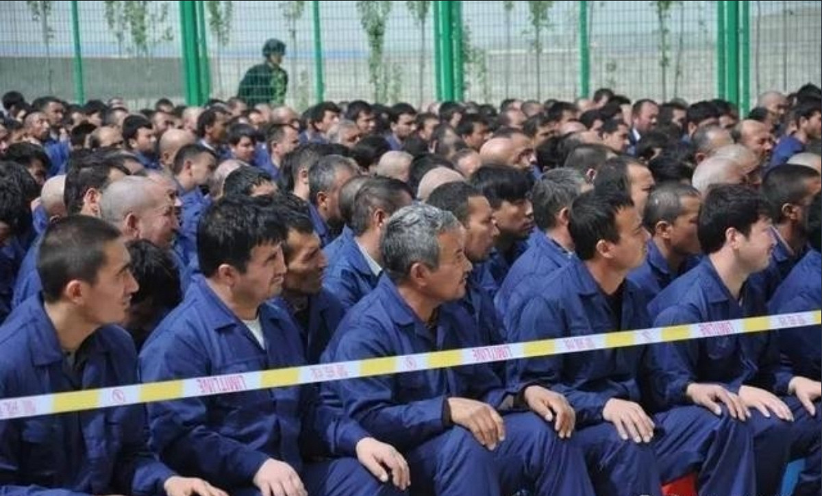 新疆再教育營的維吾爾族人。 圖：翻攝推特（資料照片）