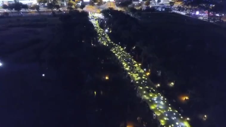 大批罷韓民眾撐起超級民主黃布條，在黑夜中閃閃發光。 圖：翻攝Wecare高雄臉書