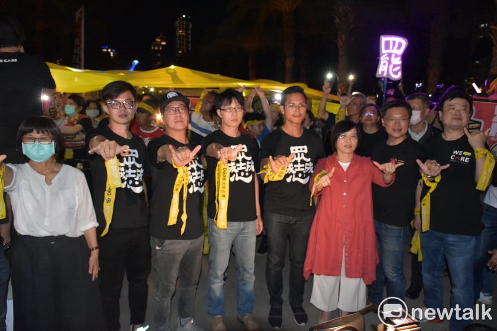 罷韓四君子與民進黨立委市議員站在遊行隊伍前頭。 圖：孫家銘／攝