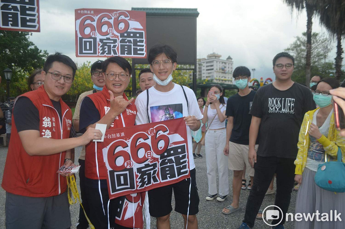 基進黨嘉義市黨部在文化公園發送罷韓布條及貼紙，延伸「光復高雄」氣勢。 圖：蔡坤龍/攝