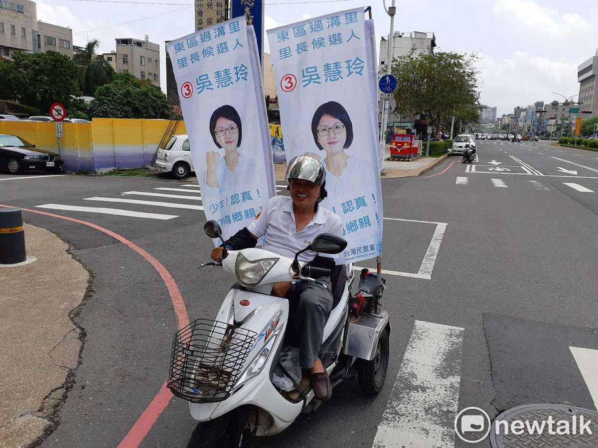 民眾黨吳慧玲參選嘉義市過溝里長補選雖然落敗，但積極謝票。 圖：蔡坤龍/攝
