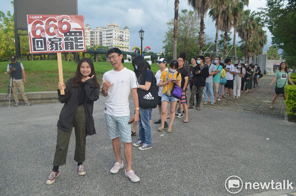 基進黨在嘉義市舉辦的罷韓活動，吸引不少粉絲。 圖：蔡坤龍/攝