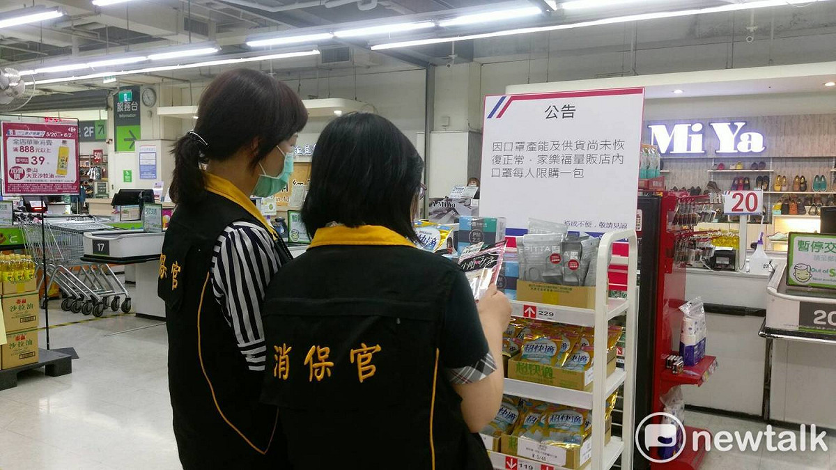 法制處、衛生局及經濟發展局到各大賣場醫用口罩販售價格及供貨狀況進行查核，為消費者權益把關。 圖：黃博郎／攝