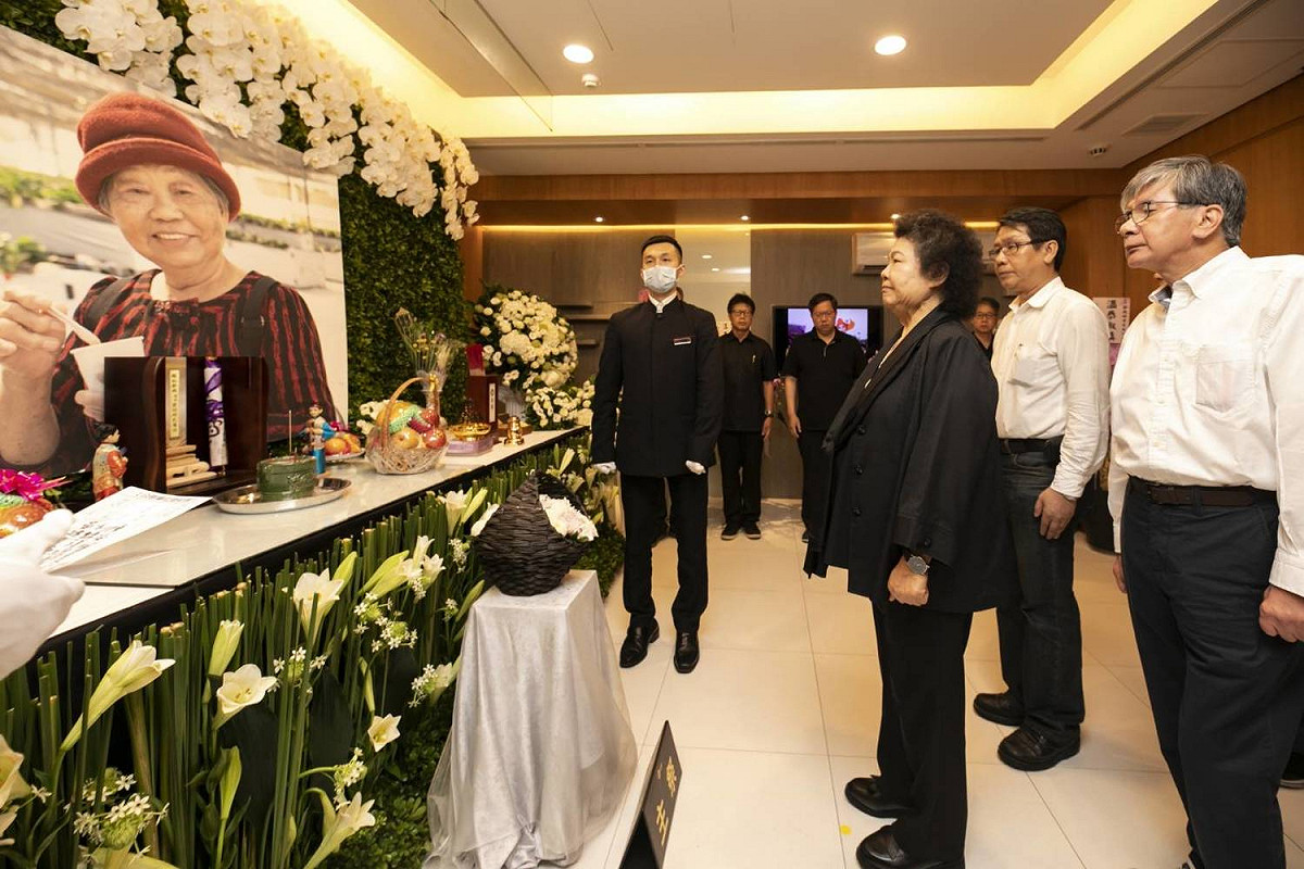 鄭文燦母親辭世，總統府前秘書長陳菊與民進黨新潮流大老利錦祥、立委沈發惠赴靈堂弔唁。 圖：林昀真／翻攝