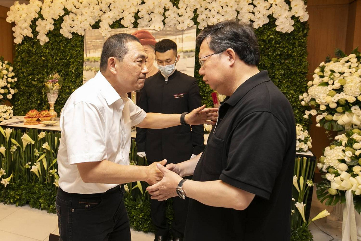 新北市長侯友宜前往鄭母靈堂弔唁，與鄭文燦握手致意節哀。 圖：林昀真／翻攝