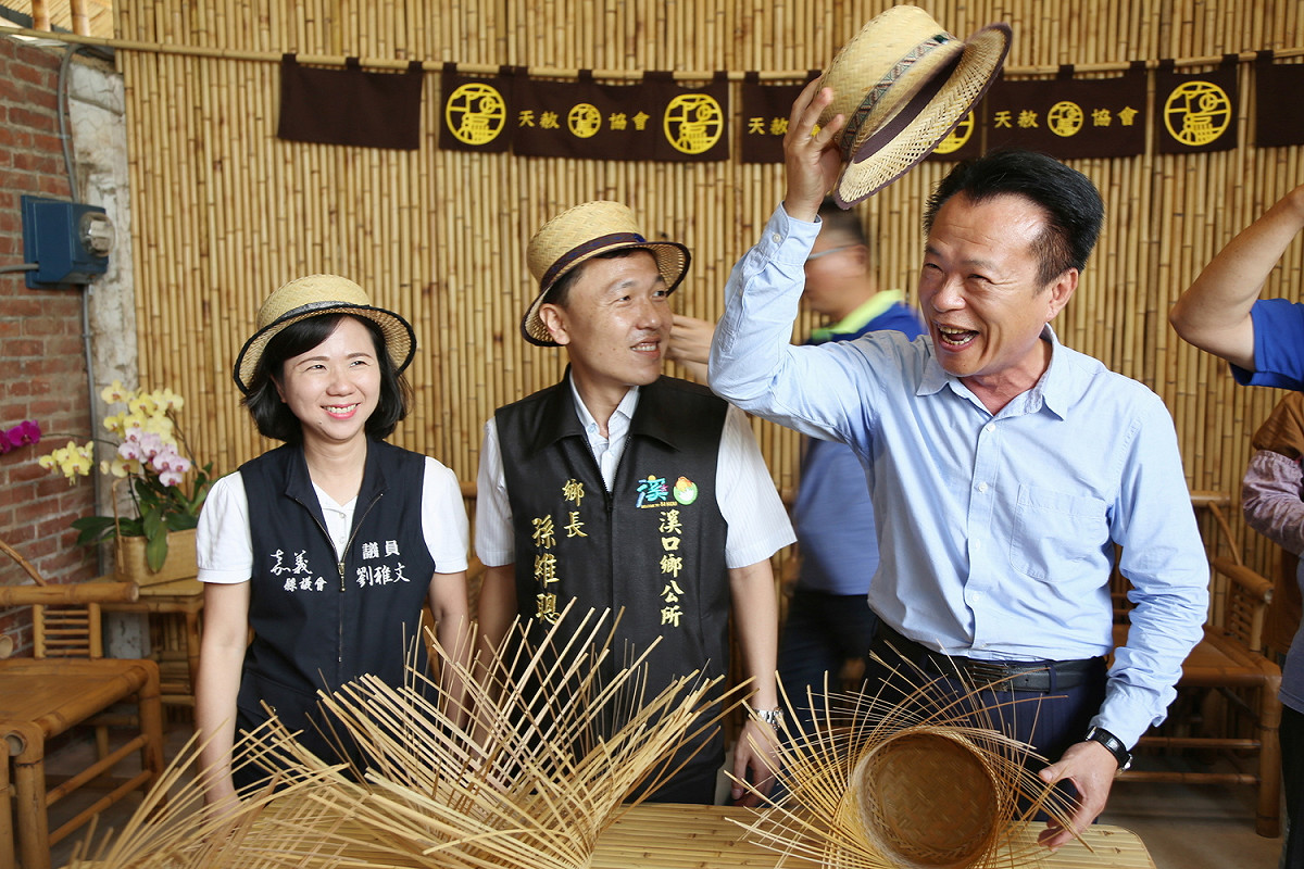 嘉義縣長翁章梁將送一頂天赦手編「時中帽」，祝新冠肺炎疫情總指揮陳時中身體健康。 圖：嘉義縣政府/提供