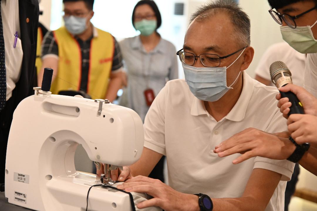 新北市謝政達演示口罩製作。  圖：新北市教育局提供