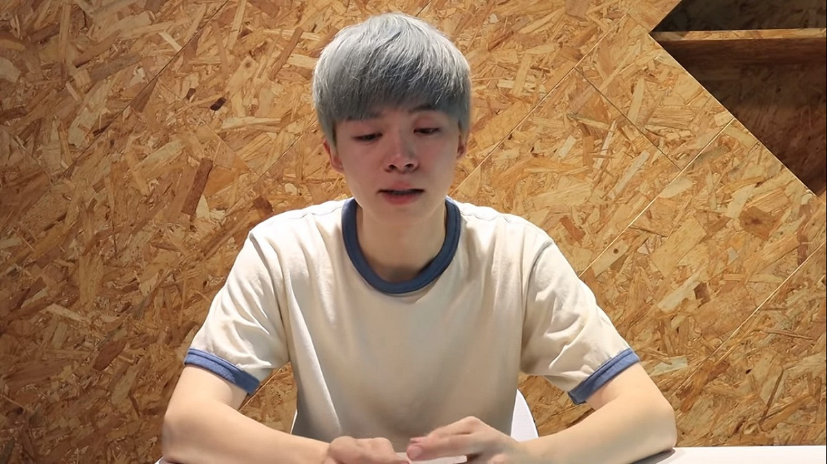 YouTuber黃氏兄弟弟弟瑋瑋，昨日晚上拍攝影片，崩潰痛哭的跟媽媽承認自己的同志身分。 圖：擷取YouTube