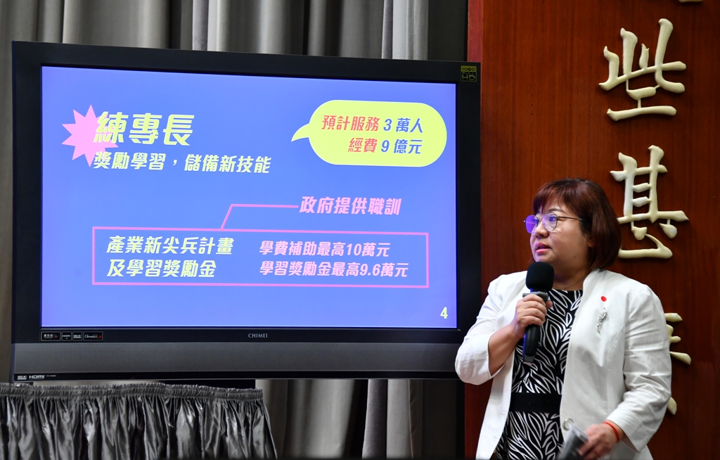 勞動部勞動力發展署施貞仰署長今（4）天在行政院會後記者會說明「應屆畢業青年就業措施」。 圖：行政院提供