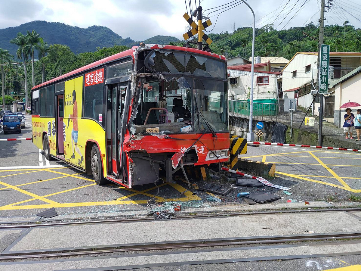 今（4）日下午2時7分，2715次集集支線區間車於集集與水里間的水里平交道，遭一輛煞車不及的遊覽車撞上，區間車玻璃破裂 圖：台鐵／提供