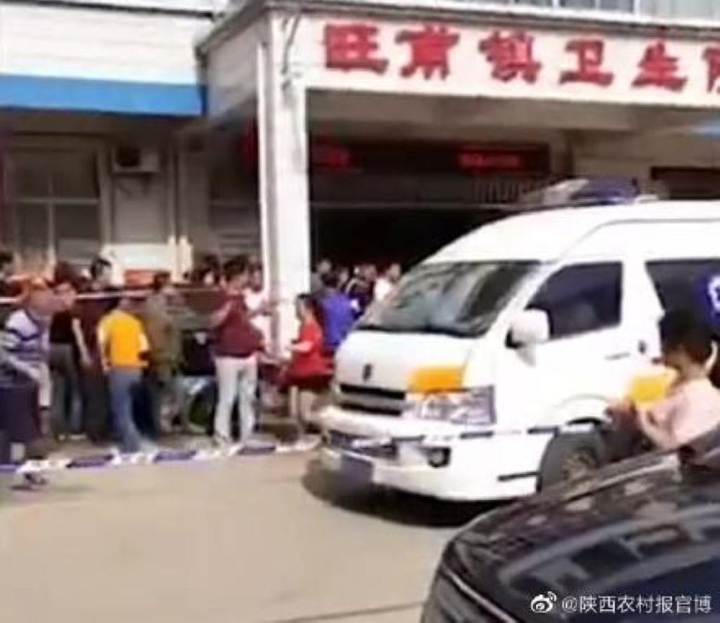 廣西省梧州市蒼梧縣旺甫鎮中心小學今日發生一起大規模砍人事件，傷者39人均被送至醫院治療，幸好均無生命危險。 圖：翻攝自微博