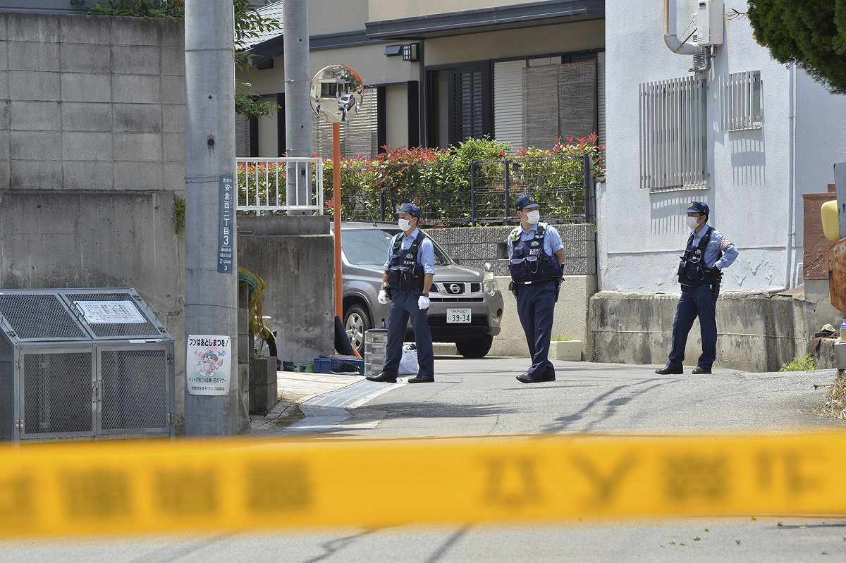日本兵庫縣傳出男大生以十字弓射殺家人事件，警方接獲嫌犯祖母報案後趕往現場。 圖：達志影像／美聯社