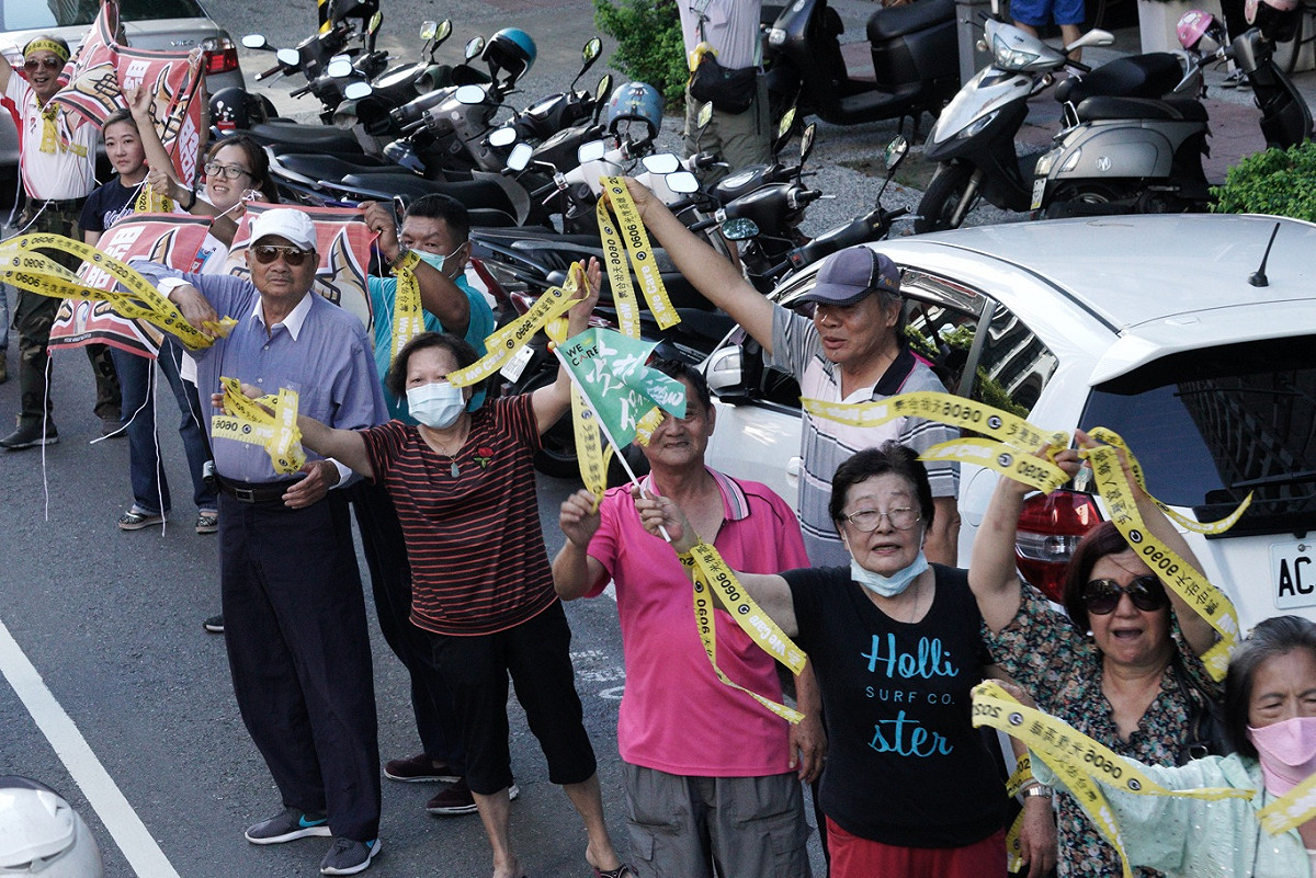 罷韓投票進入倒數第二天，罷韓團體今在高雄市苓雅區等地向市民催票，呼籲市民一定要出來投罷免票。一些罷韓支持者在路口向冒著溽暑的掃街車隊人員加油打氣。 圖：張良一/攝