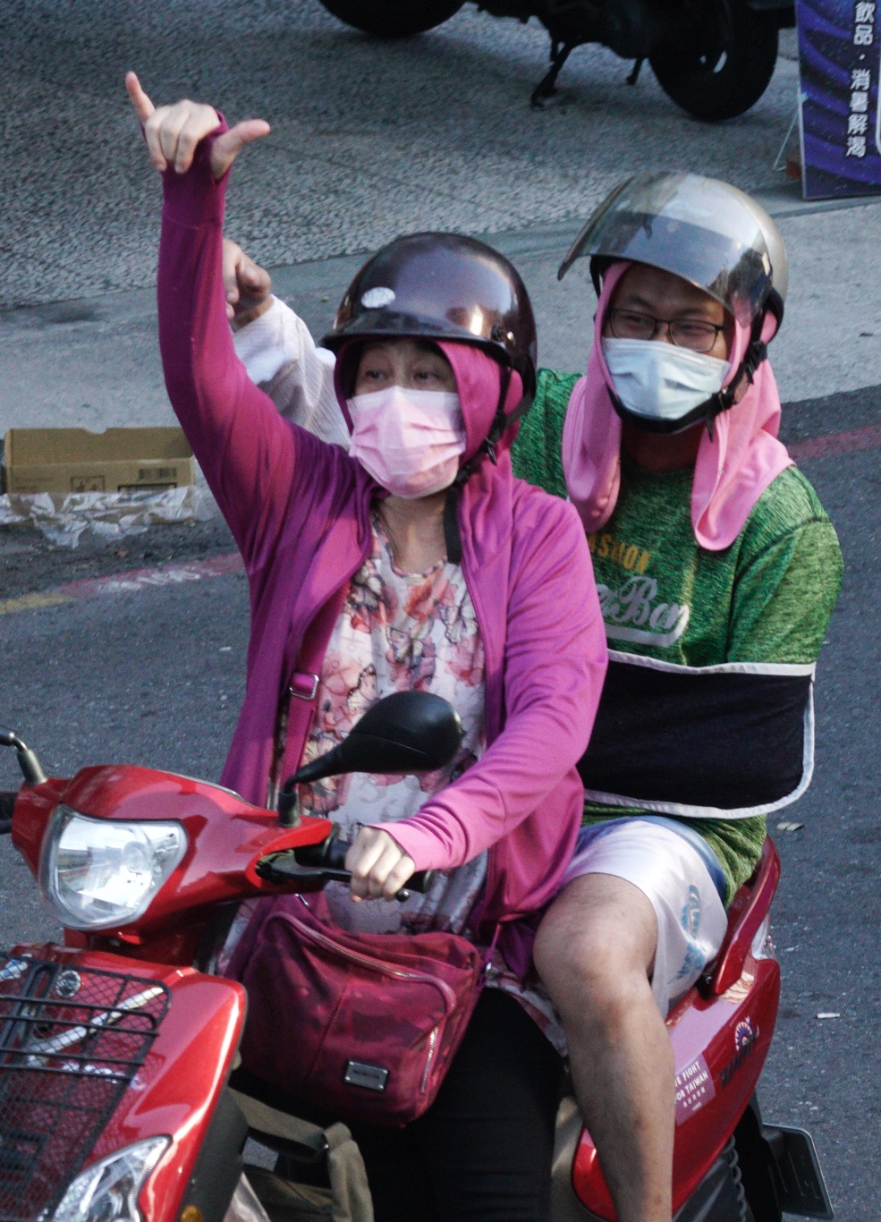一位機車騎士比出象徵罷韓的六號手勢。 圖：張良一/攝