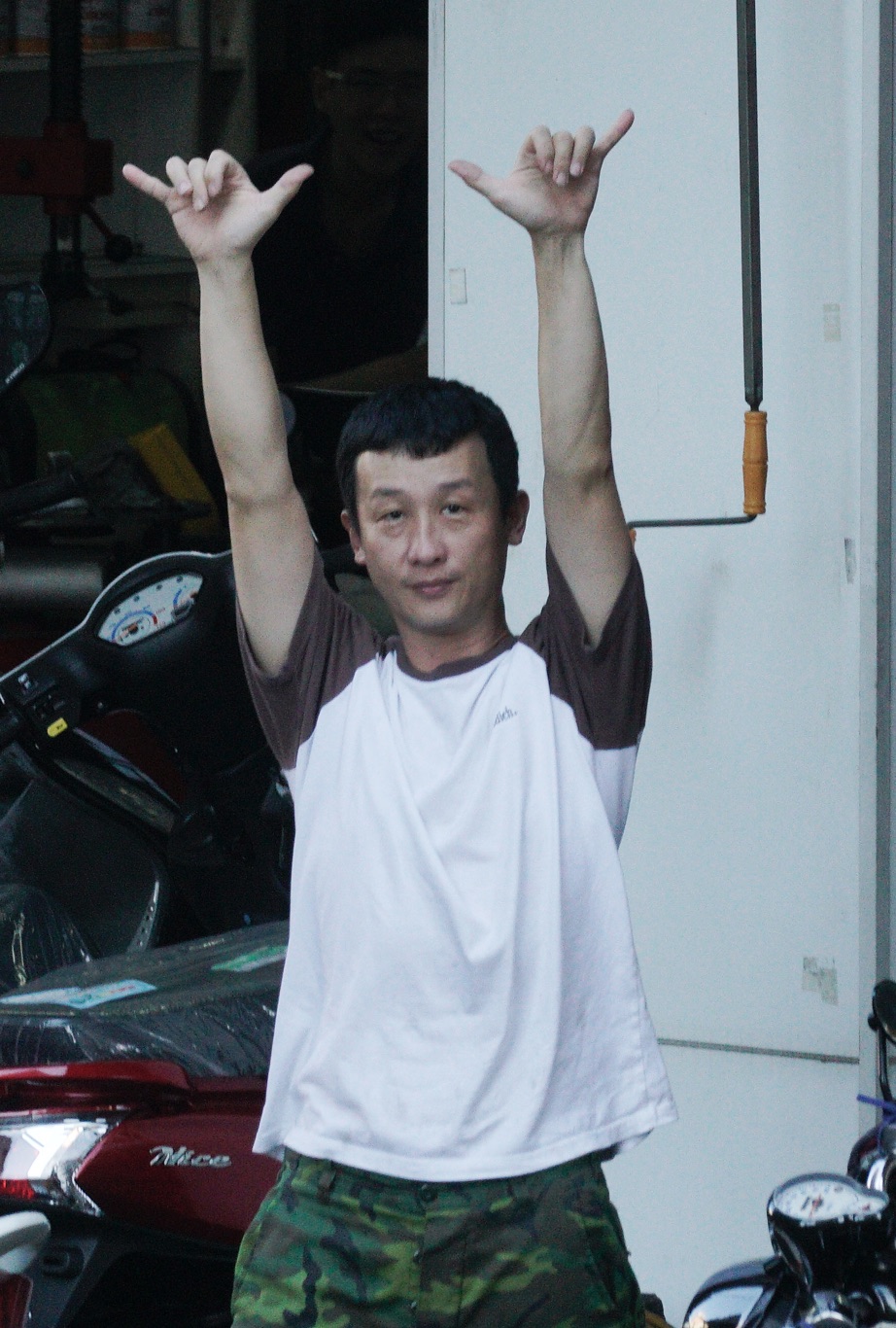 一位市民比出象徵罷韓的六號手勢。 圖：張良一/攝