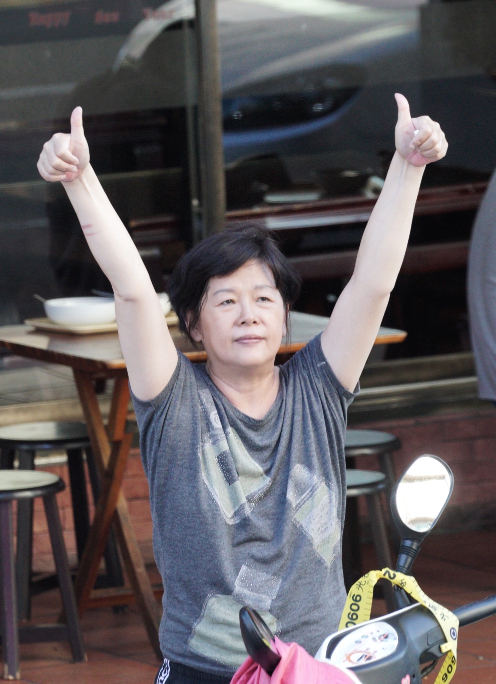 一位市民向掃街車隊雙手比讚！ 圖：張良一/攝